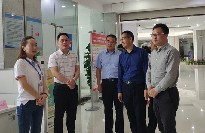 市創(chuàng)業(yè)就業(yè)服務中心心任謝光 運、市殘聯(lián)理事長王懷忠指導 公司承辦的殘疾人專場招聘會